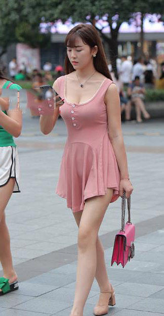 轻熟姐姐粉红诱惑尽显丰满上围，俗话说：好女不愁嫁好郎