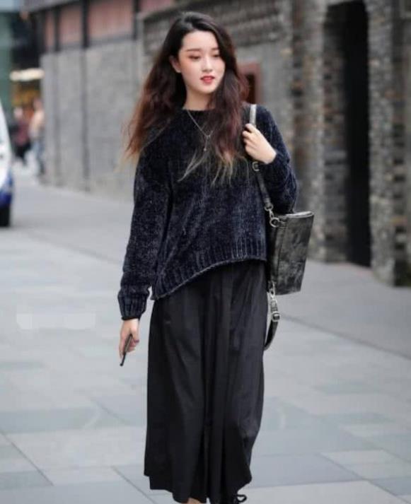 休闲裤■街拍活泼可爱的小姐姐，一件黑色上衣配紫色休闲裤，青春活力范