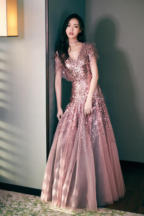 唐嫣是隐藏的腿精？丝袜穿搭亮了，这黑丝也是没几个人能穿进去！