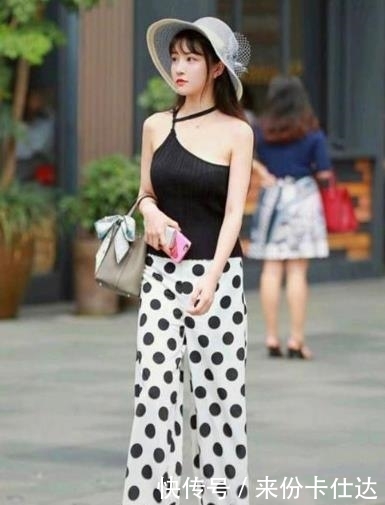 『穿着白色』街拍美女:小姐姐俏皮的身姿,紧身裙穿搭,秀出成熟好气质!