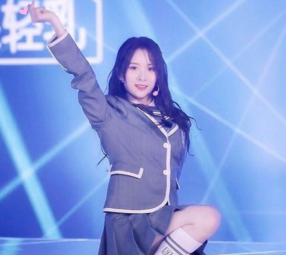  『宋昭艺』青春有你2主题曲直拍，吴宣仪才是真正意义上的教科书直拍