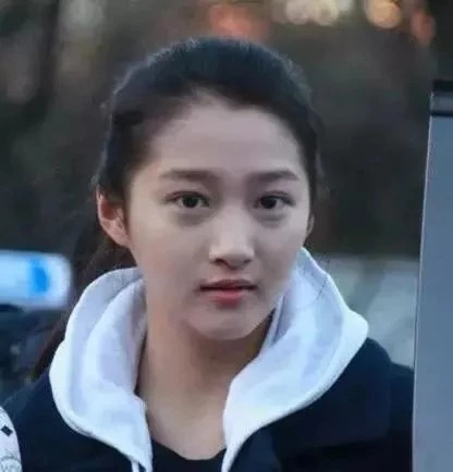 关晓彤跟鹿晗从日本回来，眼袋竟袋消失了？！难道是假眼袋？