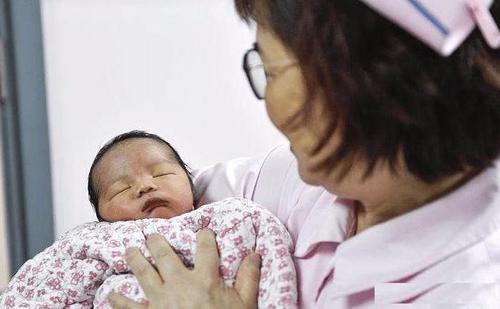 全国多地相继出台“催生”二孩政策 发分娩、奶粉等补贴