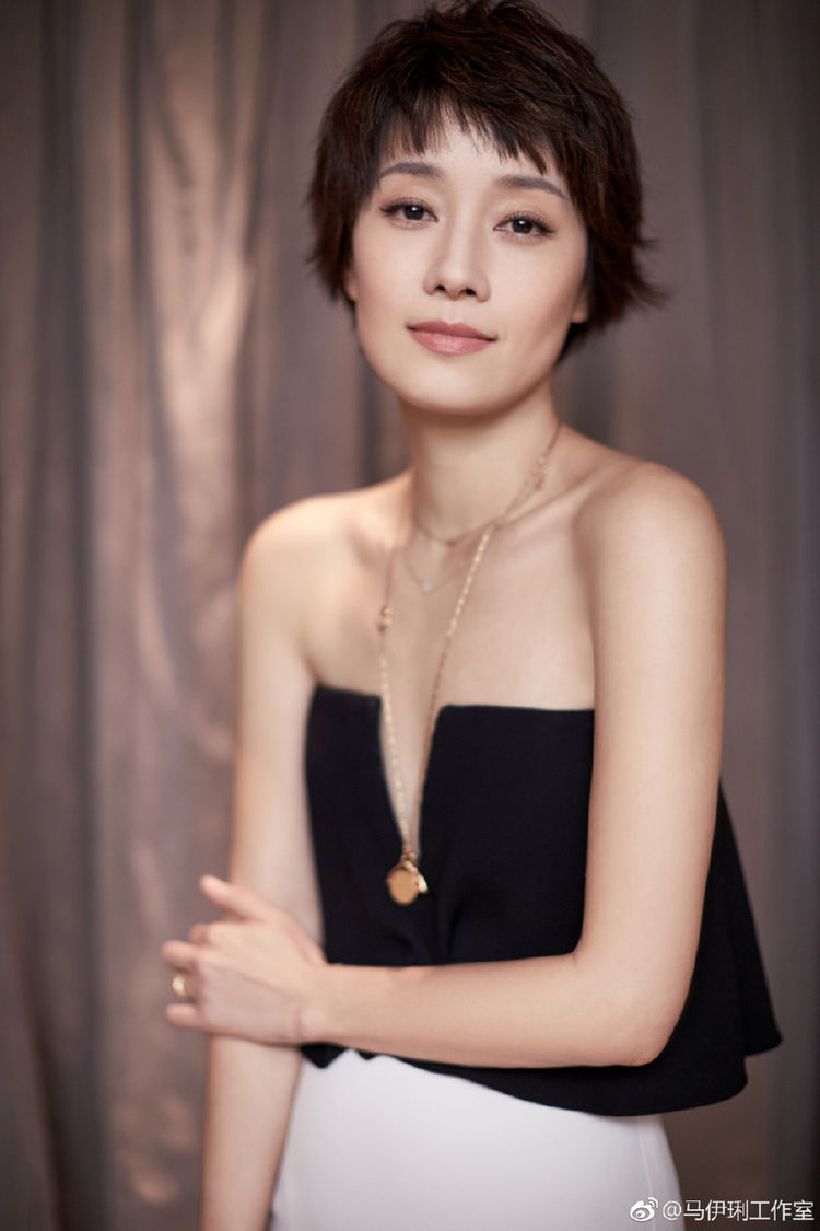 马伊琍身穿露背紧身连衣裙，短发大妈也那么有女人味，真会穿呀！