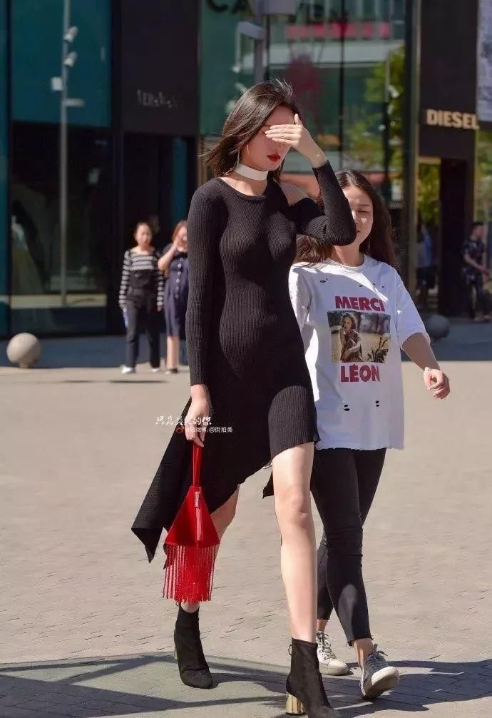 街拍:身高186的女模特带助理逛街，黑裙吸光