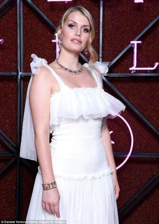 戴安娜王妃侄女一张美照惊艳全球, 但她其实不是零死角正妹