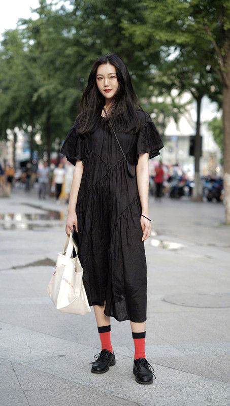 路人街拍;港味风格穿搭,紧身针织无袖衫+酷炫灰色配皮带裤