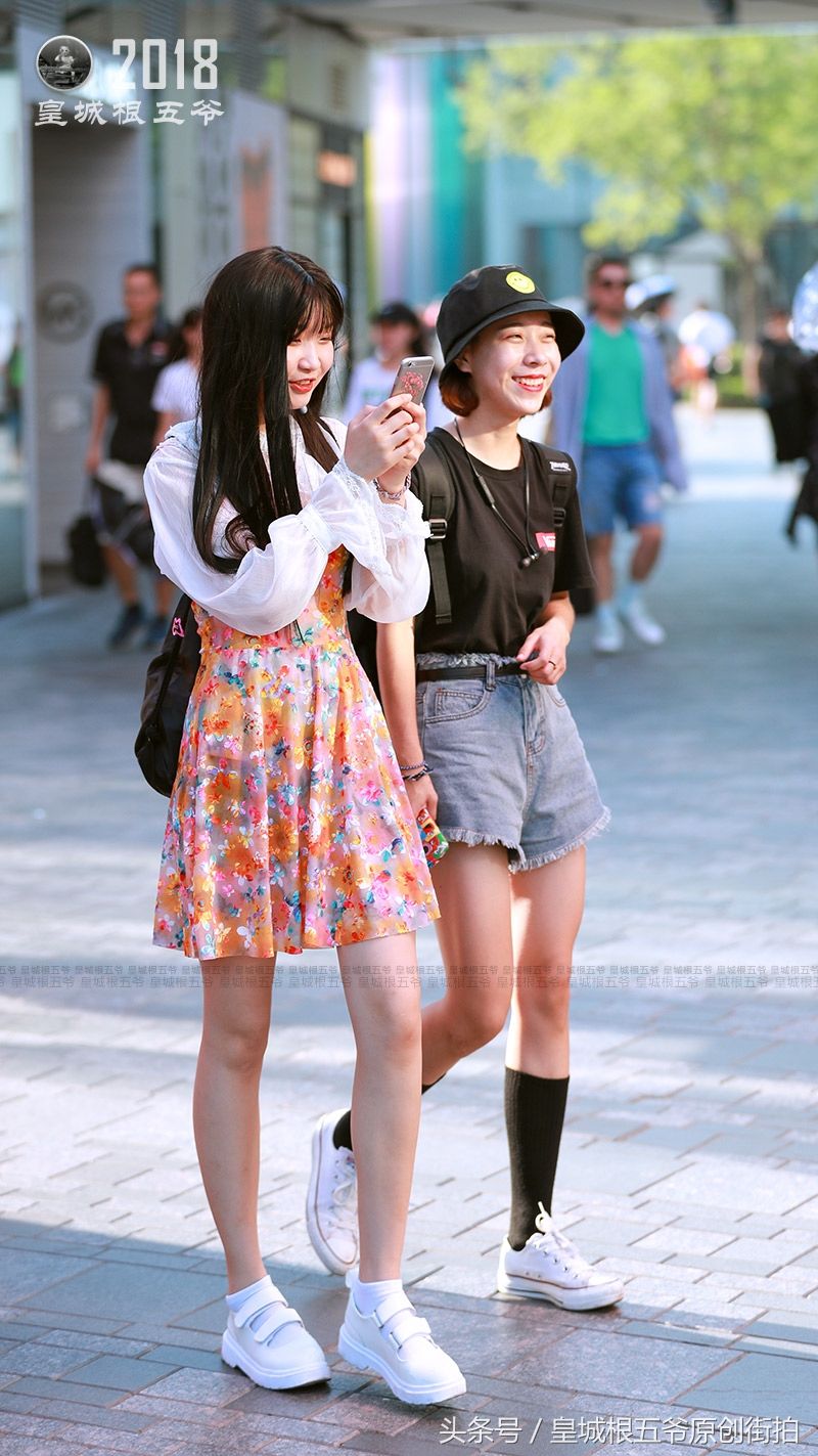 看三里屯美女街拍学穿搭，让你拥有女人特有的魅力