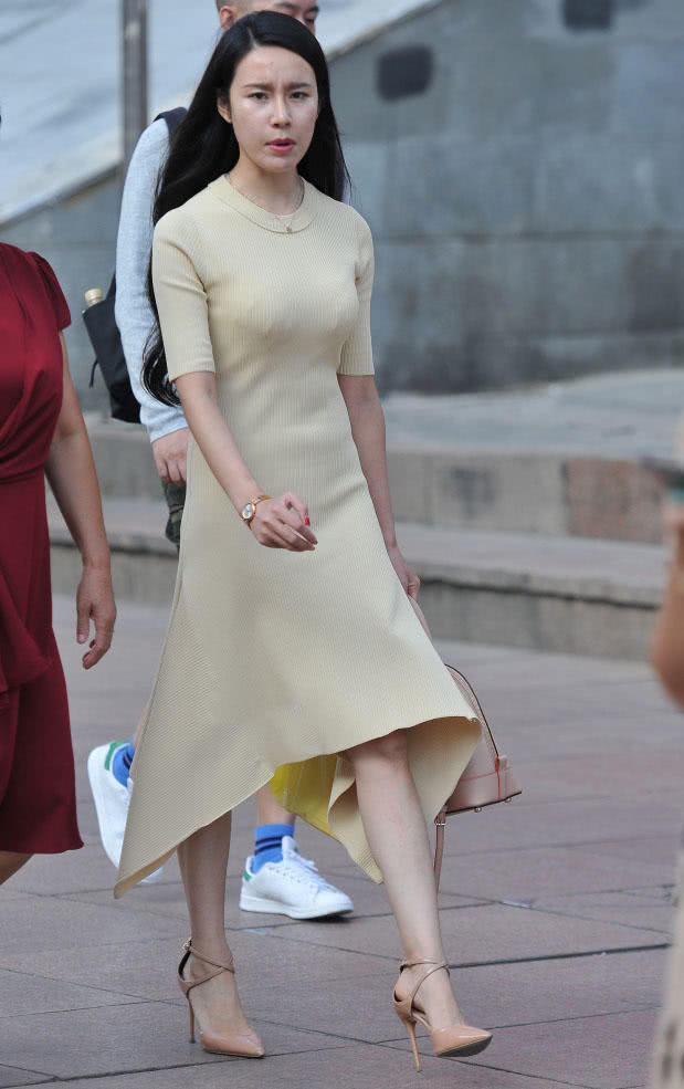 气质小姐姐上围傲人饱满，贴身长裙穿去优雅高贵的气质很吸睛