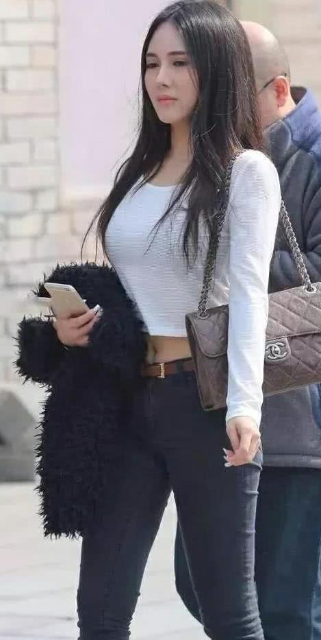 气质小姐姐丰腴甜美，轻轻一撩秀发，走起路来左右摇摆很不方便