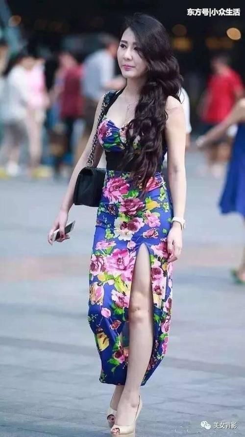 街拍：薄纱长裙有韵味的小姐姐，风一吹腰上的小肚肚出来了