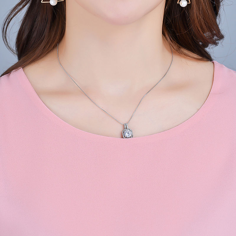 天呐,60后小姨真敢穿!“酒红”妈妈装+裸鞋,洋气减龄二十岁