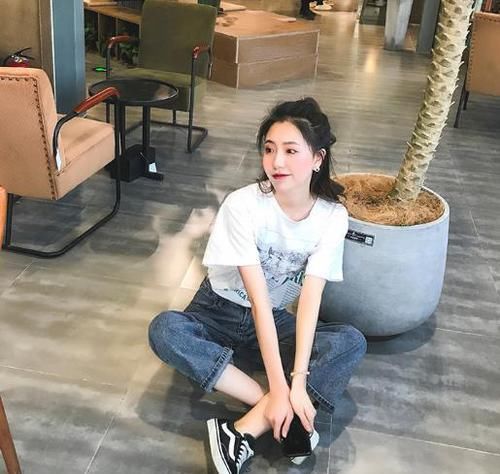  [有型]街拍：小姐姐潮流有范的牛仔裤，美传递出高街有型的调调