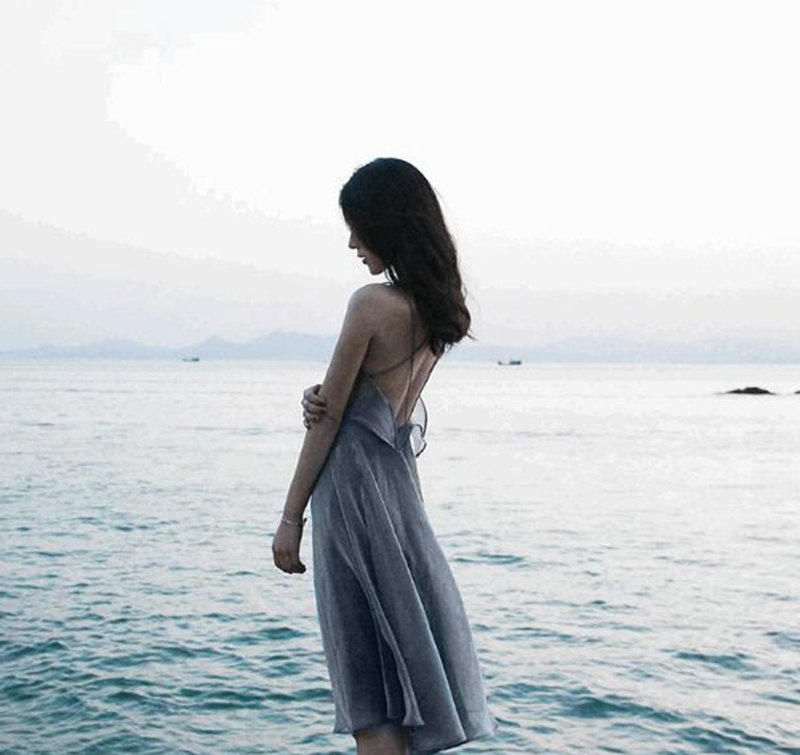 女人上海边穿比基尼?太傻!瞧瞧下图女人，沙滩裙魅力四射