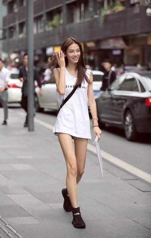 街拍：高雅漂亮的打底裤小姐姐秀出十足的女人味！你喜欢吗？