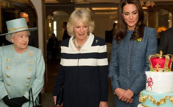 92岁的女王“完胜”71岁的卡米拉，卡米拉满脸皱纹，尽显老态