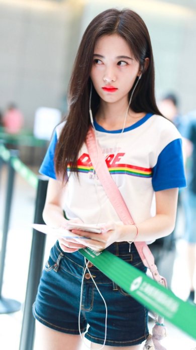 鞠婧祎:举手投足间俏皮动人,女人味十足