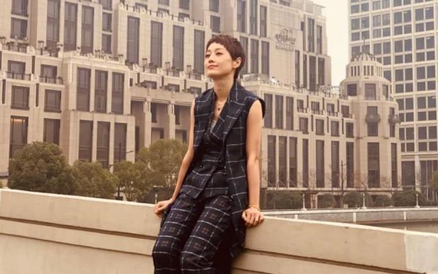  『气质』马伊琍太时尚了吧，驼色毛衣裙搭配白色靴子，气质不输20岁少女