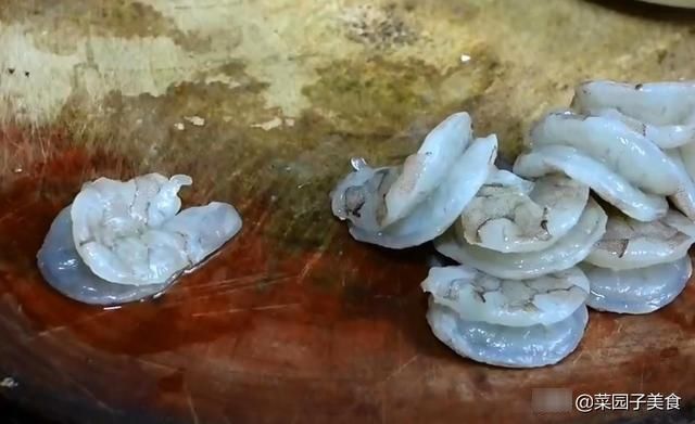 『虾仁』东北人的鸡蛋虾仁做法,蒸几分钟就上桌,吃一次想第二次