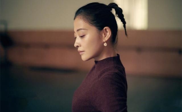 43岁梅婷现身某活动，穿黑色长裙淡露事业线，简直比23岁那年还美