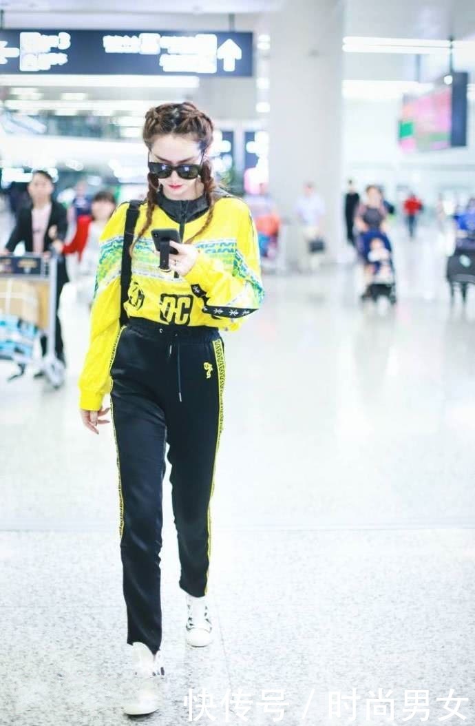 戚薇现身街头，白T配运动裤都能穿出大长腿，网友：气质真好！