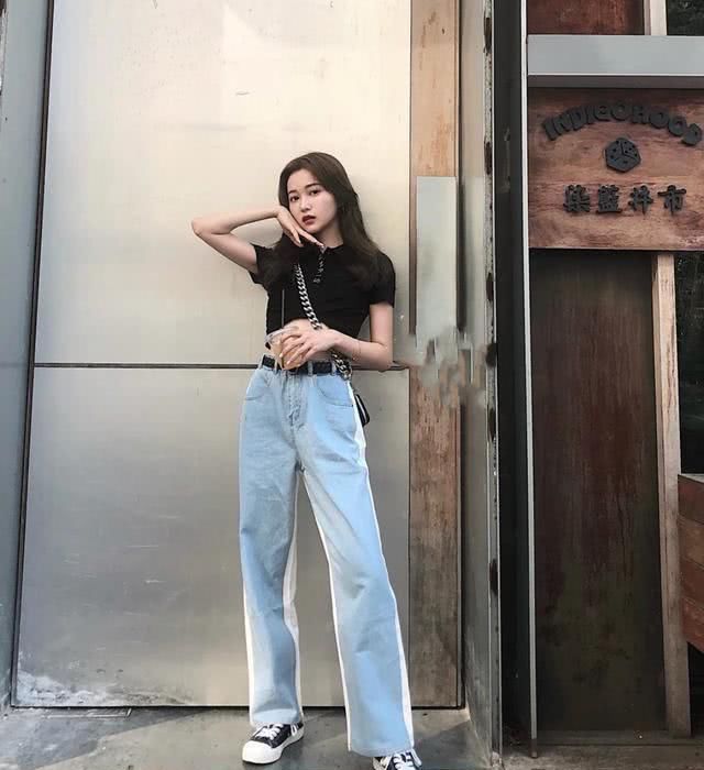  #显瘦#快扔掉你的小脚裤，今年流行的是“1＋1裤”，腿粗、微胖都能穿！