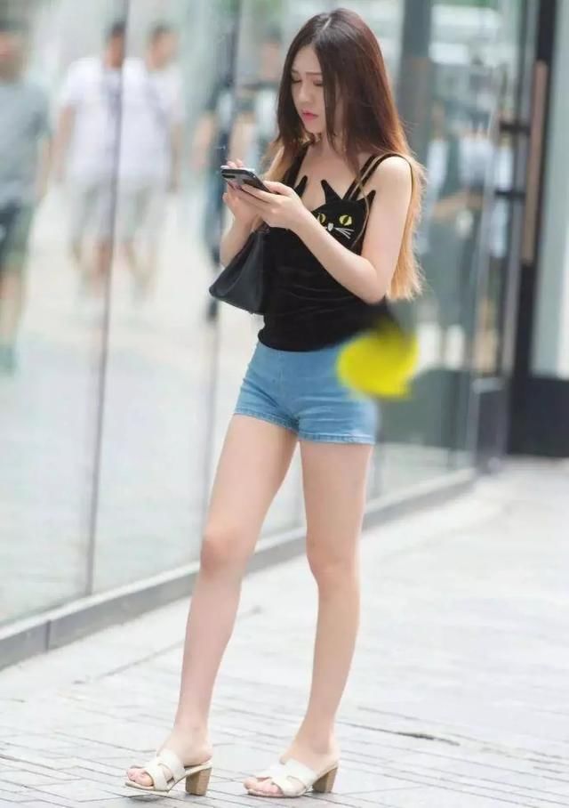紧身短裤的女神，一双大长腿很吸睛