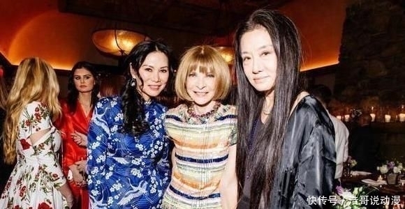 『了穿』邓文迪又去潇洒了穿红色土味毛衣都这么有少女感