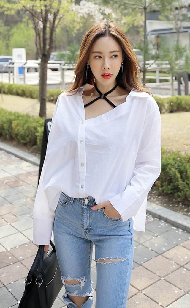 『真丝衬衫』40岁的女性,在春天搭配衬衫显得知性又优雅