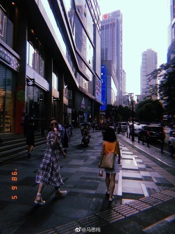 俏皮可爱又优雅妩媚！《潮我看齐》之马思纯：难道只用简单的笑容