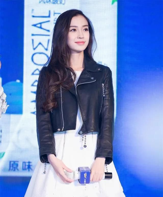 『总穿』建议小个子女生:春天别总穿长款外套,瞧瞧这种网红穿法,显高还时髦