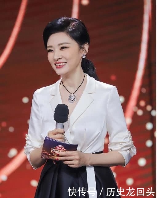 「让整件衣服」周涛气质真心优秀,一袭西装领褶皱裙干练时髦,51的年龄31的状态