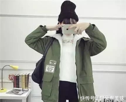 「迷人」再见了,呢子大衣!过年穿:羊羔毛外套+烟管裤,时髦美嫩特迷人