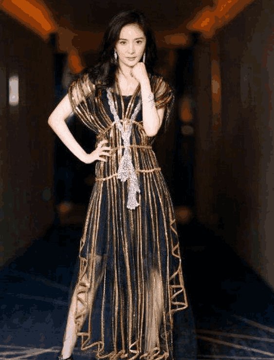 杨幂穿上15厘米细高跟, 为了显腿长大步走,网友:真怕跟断掉