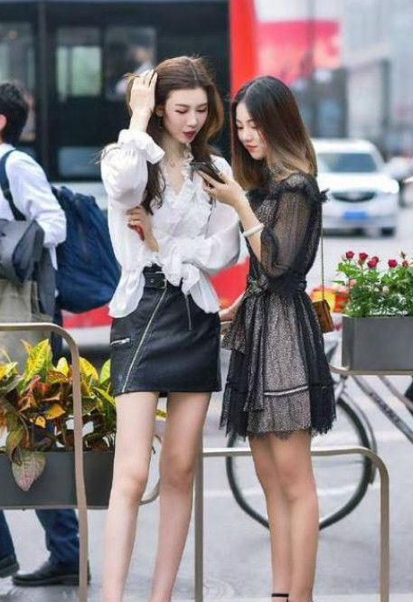 「白皙」街拍:闺蜜两人身材高挑,肤白貌美气质佳,秀出白皙大长腿