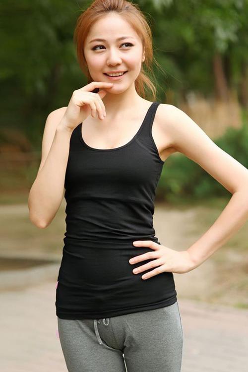 丰盈有气质的紧身打底裤美女，大秀小蛮腰，勾勒出迷人的轮廓线！