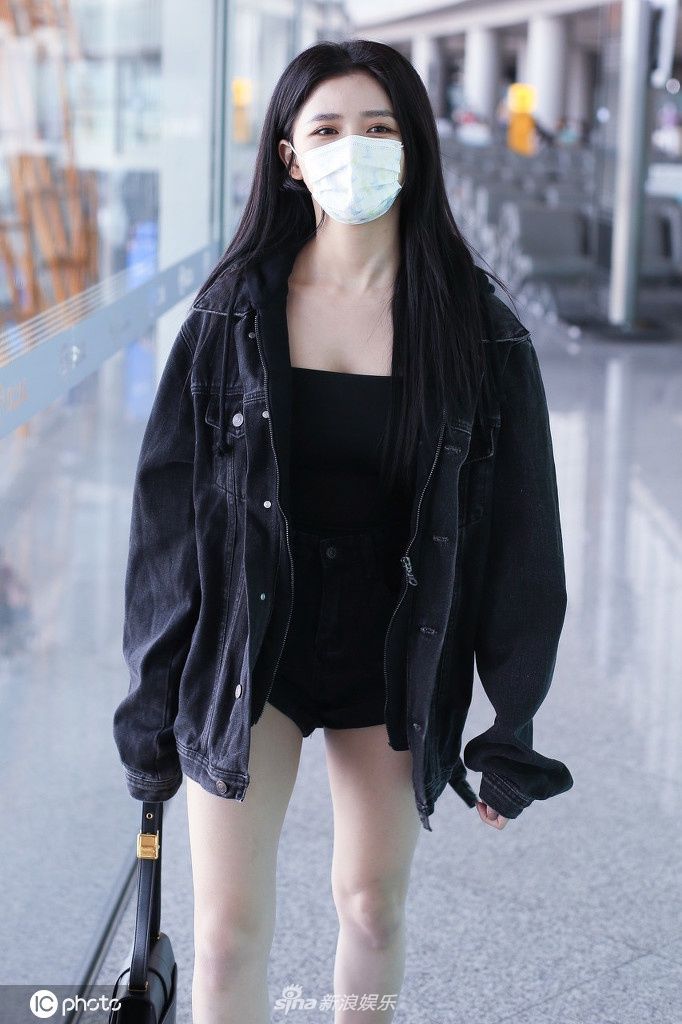  白皙|蔡卓宜穿超短裤秀修长白皙美腿 月亮型眼睛超勾人