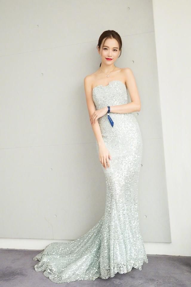 25岁黄一琳为了显身材真敢穿，亮片紧身裙真显s型