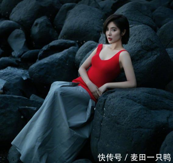 赵奕欢真是够了,4件衣服套一起穿,网友:咱能好好穿衣服吗!