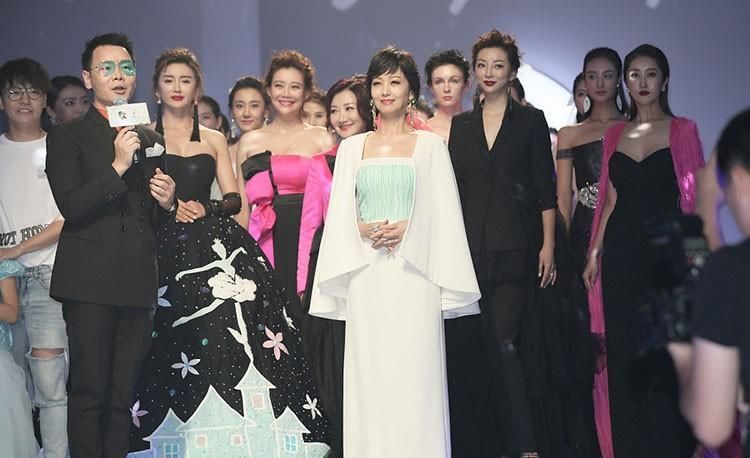 64岁赵雅芝再登T台走秀，网友:这吃防腐剂了吧?