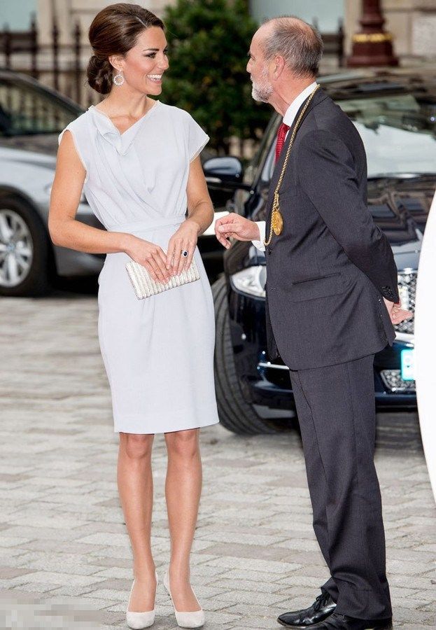 37岁凯特王妃:双腿肤白如雪，很是性感，难怪威廉王子会那么爱她