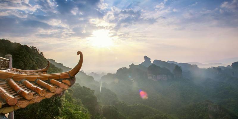 这是王维最精彩的唐诗之一，20字写出山中美景，题目更是通俗易懂