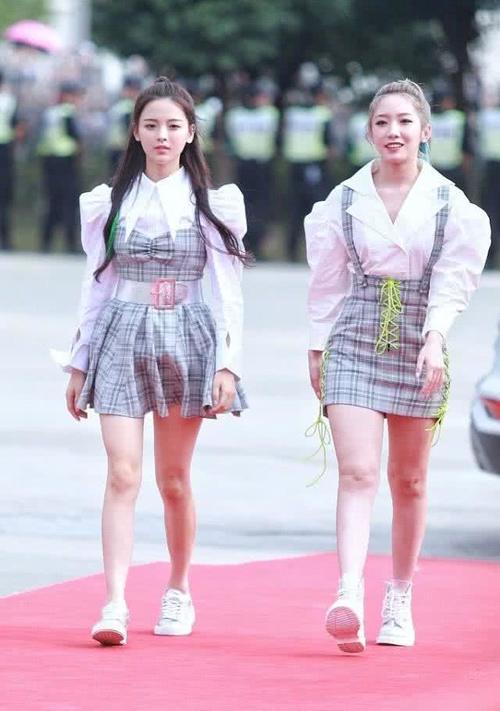 当杨超越和孟美岐同玩“下装失踪”，腿粗腿细的差距竟如此尴尬！