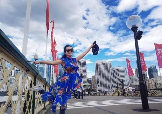 62岁刘晓庆不服老!身穿银色蕾丝开叉裙,网友:坐下来啥都看见了