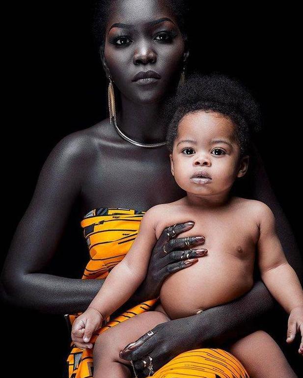 黑人女子肤色纯黑不惧嘲笑，坚持做模特，被人称黑夜女王！