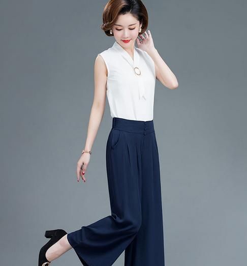  「看起来」55岁就穿妈妈装？这“阔太蓝”穿起来，和女儿出门看起来像姐妹