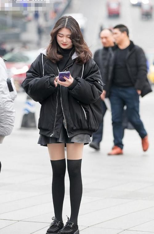  「松糕鞋」街拍：小姐姐脚踩黑色松糕鞋，真是很显高挑身材