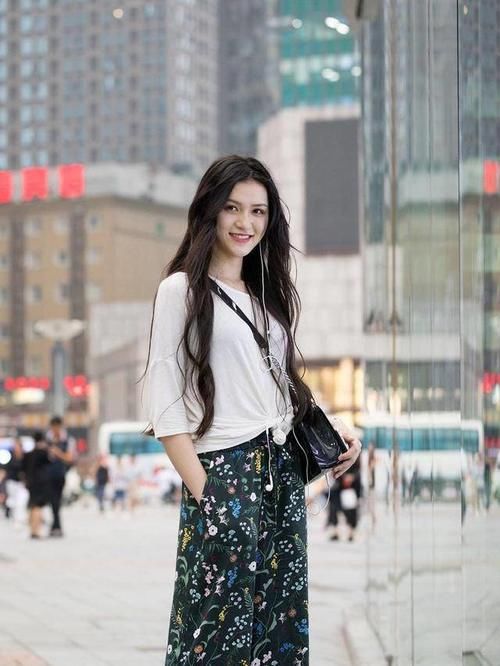  [穿搭]街拍：小姐姐笑容甜美，腰间打结的白色上衣搭配小花裙，清新文雅