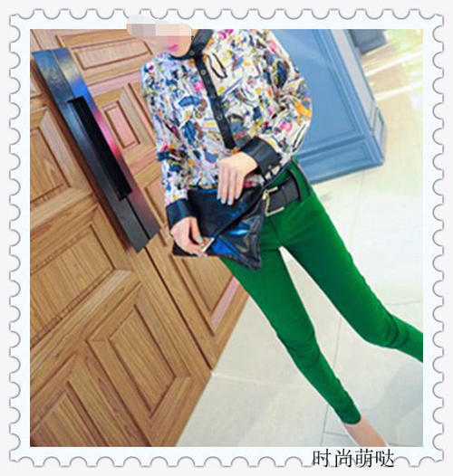 MM穿绿色紧身裤刚出门就成了焦点，成功在人群中脱颖而出