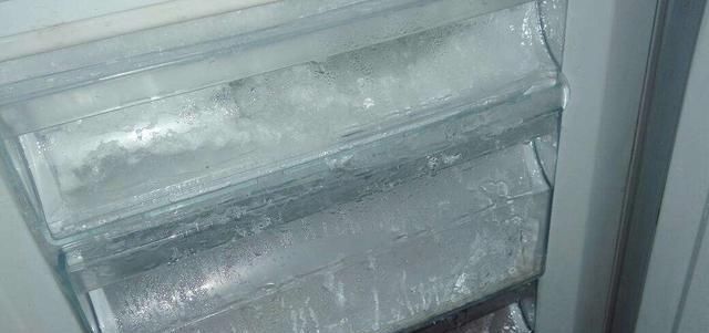  冰箱■冰箱长时间不清理，全是厚厚的冰霜，这样清理一点不费事